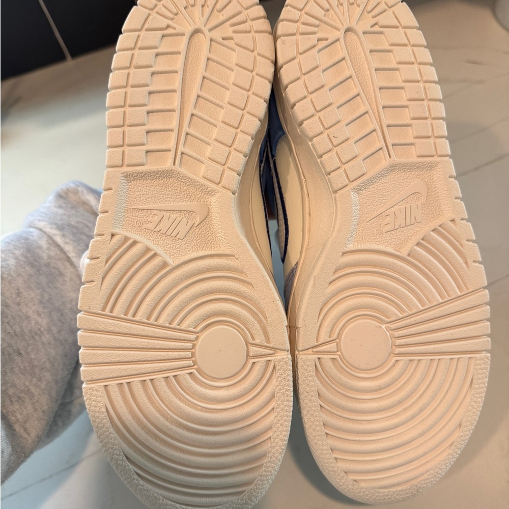 Nike Low Dunk - image 3